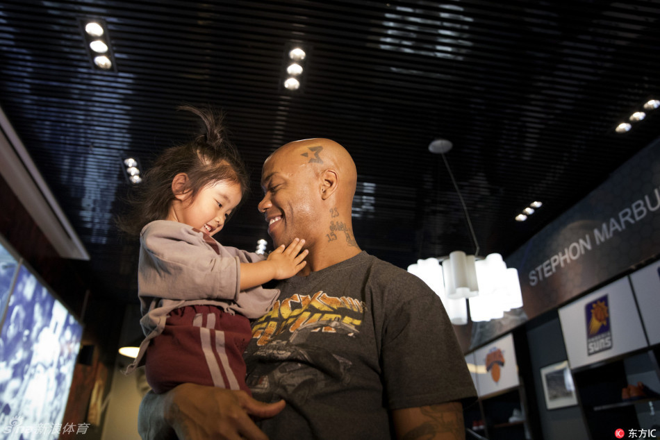 马布里在博物馆内参观自己的个人展区，这里不仅陈列着CBA的奖杯，更有他在NBA时期的珍贵记忆，连接着他的过去与现在。