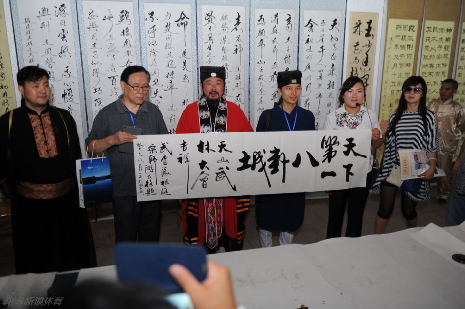 其实早在2013年,在新疆就举行过天山武林大会,当时武当派掌门人游玄德