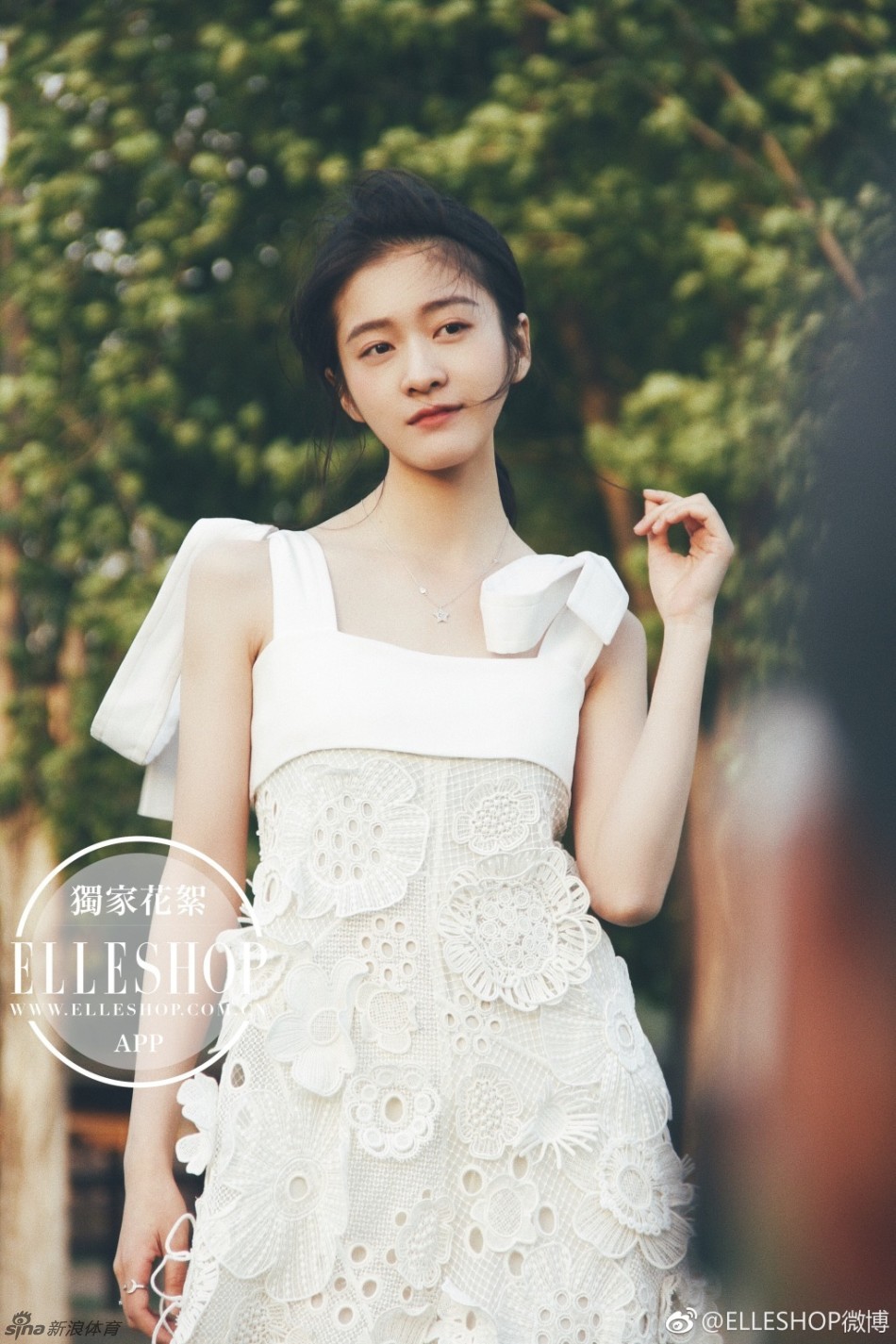 妹妹张雪迎前几日参加了上海环球马术冠军赛,身穿一身白色流苏长裙
