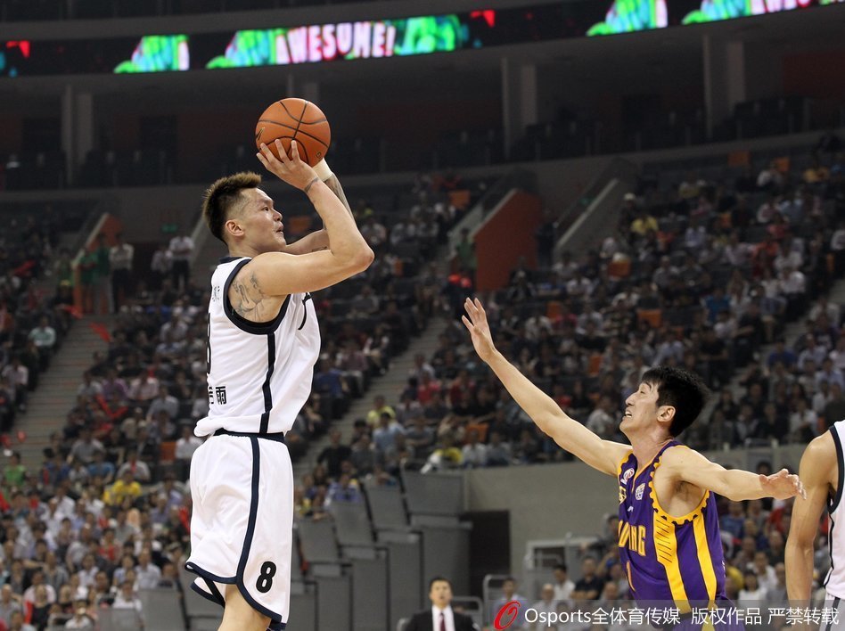 朱芳雨在三分线外起跳出手，对手飞身封盖为时已晚，篮球在空中划出完美弧线，这正是他雨下三分、杀人诛心的经典瞬间。