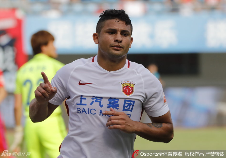 进球后的埃尔克森激动地挥拳怒吼，巴西前锋用标志性的暴力美学庆祝动作宣泄着复出后的激情，身旁的胡尔克也迅速赶来，与这位好兄弟分享进球的喜悦。