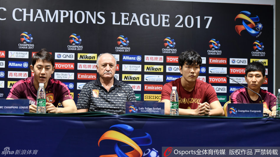 亚冠赛前发布会,恒大主帅斯科拉里眉头紧锁若有所思,韩国后卫金英权神态放松显大将之风。