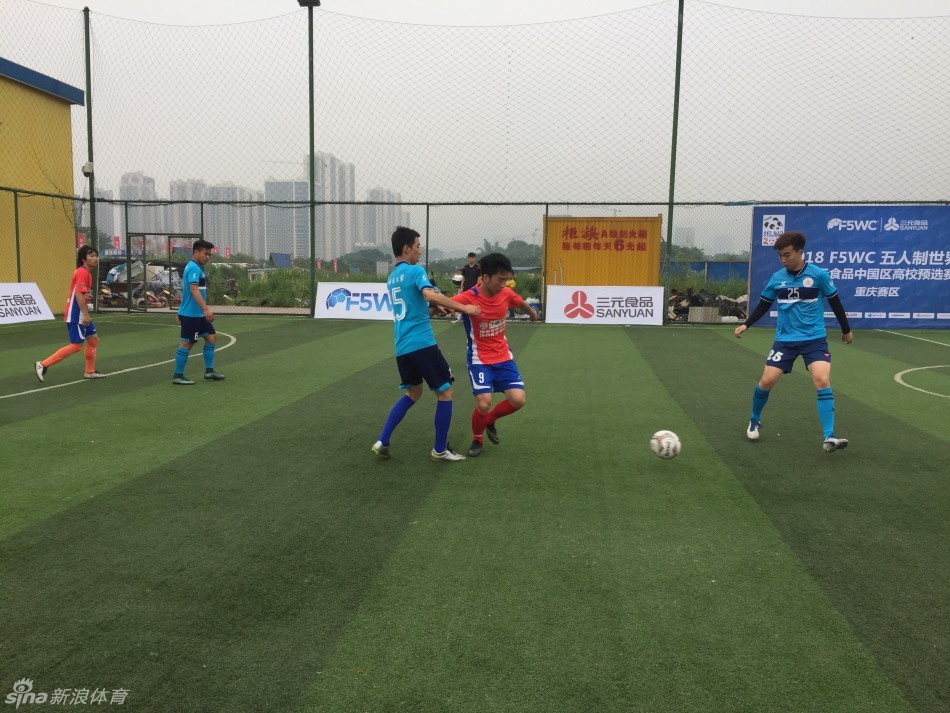 在北京赛区的一场焦点战中，白队球员觅得良机，在禁区内高高跃起，以一记势大力沉的起脚攻门考验着对方门将，整个动作舒展而充满力量感。