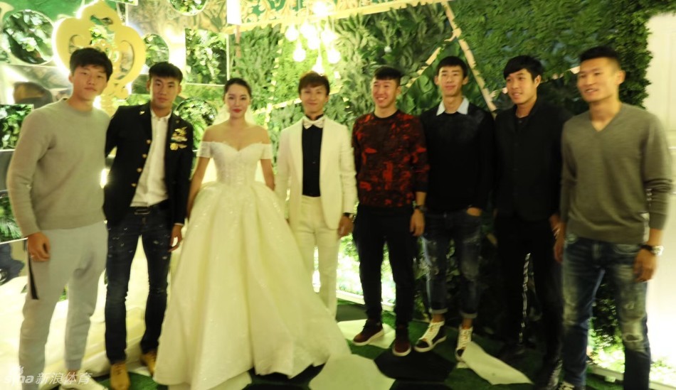 尹鸿博大婚激动落泪_高清图集_新浪网