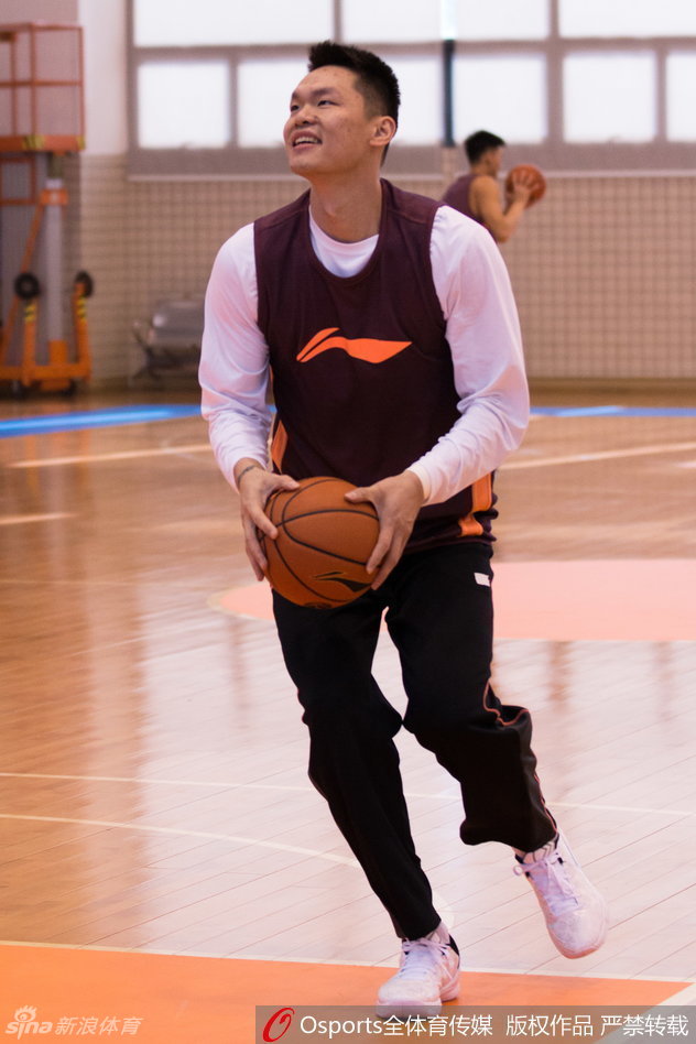 外援斯隆在训练中控球推进，节奏感十足，全队的进攻在他的指挥下显得井井有条，一场恶战即将打响。