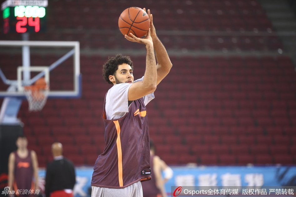 格兰特·杰瑞特在训练中上演单手劈扣，展现出色身体素质，力求在主场证明自己