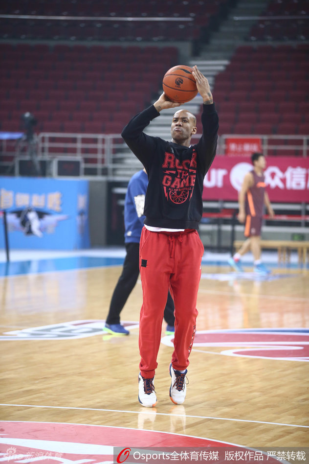 闵鹿蕾指导双手抱胸站在场边，目光如炬，密切关注着弟子们的一举一动