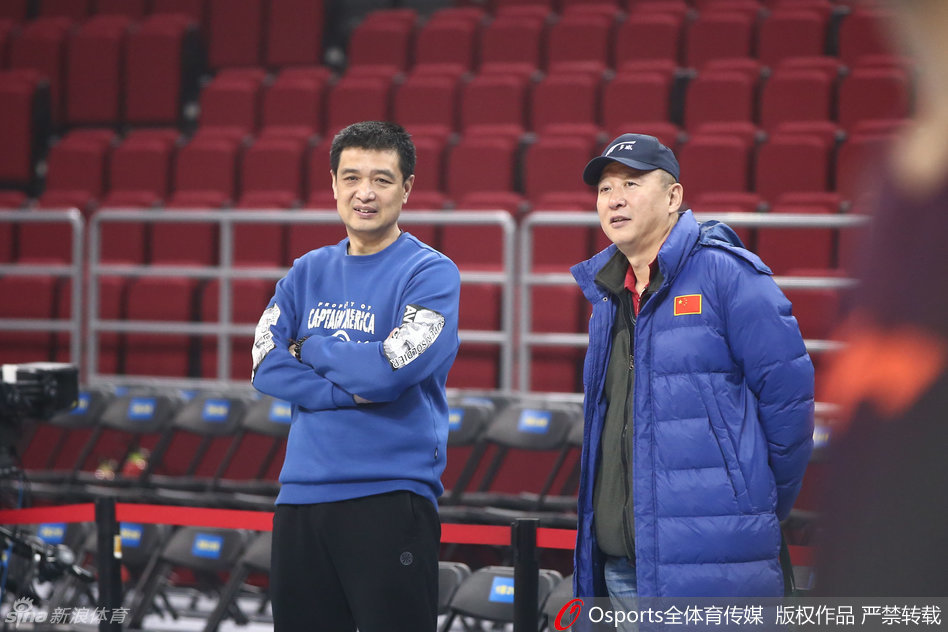 孙悦在训练中进行拉伸，神情轻松，展现出国手级的身体素质和备战状态