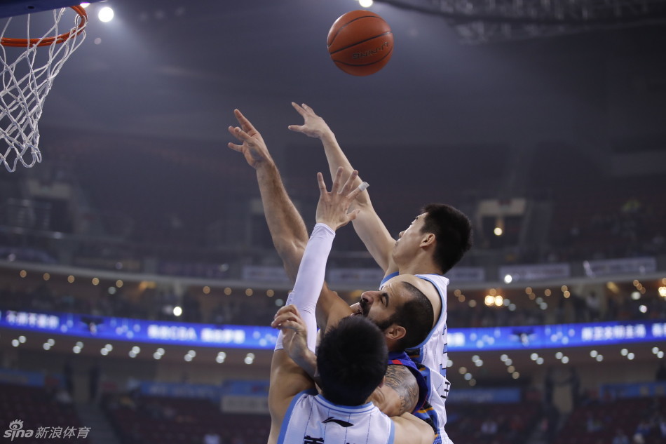 闵鹿蕾手握战术板神情专注，向弟子们面授机宜布置关键一攻。