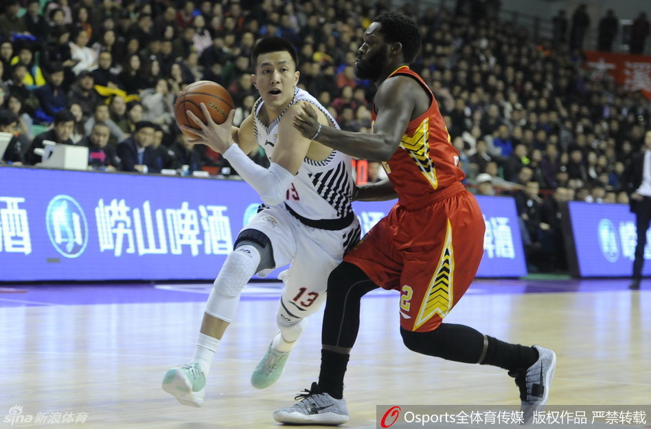 郭艾伦如闪电般撕裂深圳队防线，面对补防球员高高跃起，用一记低手上篮轻盈地将球送入篮筐。