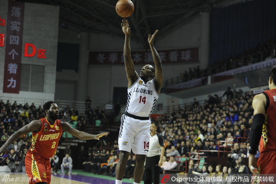 韩德君在深圳队内线群中高高跃起，以绝对高度完成一记势大力沉的单手劈扣，展现出内线霸主的强悍姿态。