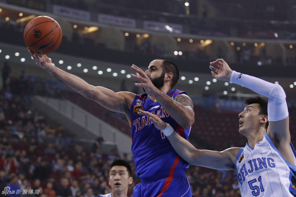 方硕眼观六路，在行进间送出精准的背后秒传，撕开对手防线。