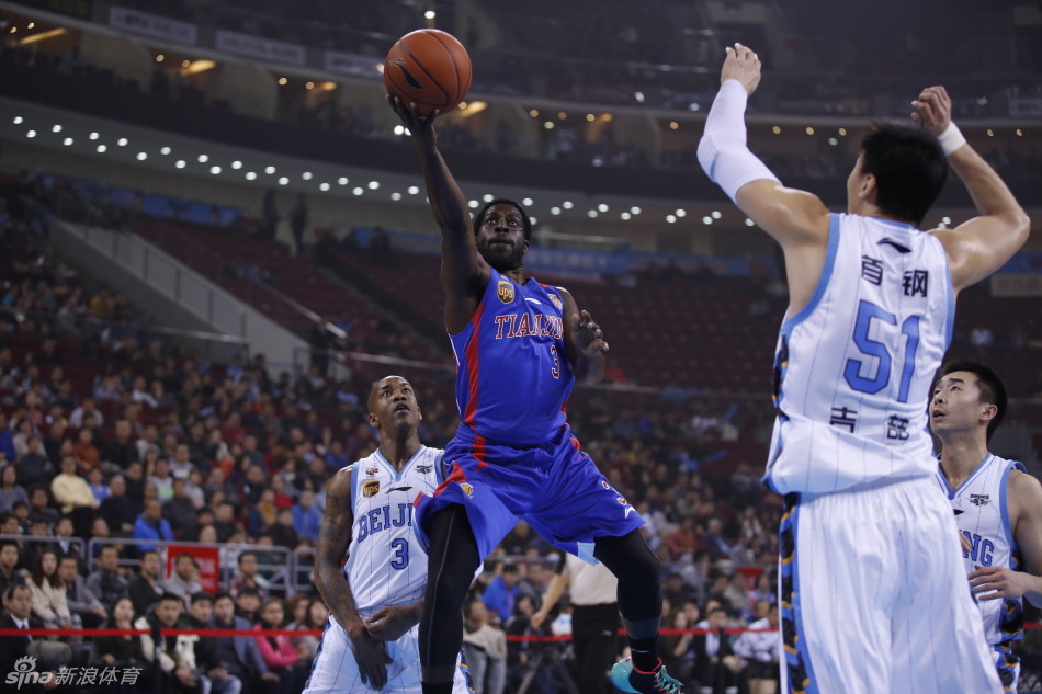 马布里侧翼持球，面对防守悍将跃起抛投，皮球划出优美弧线直奔篮筐。