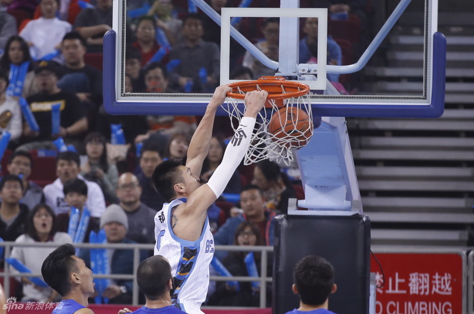 马布里在重围之中以一敌众，强行突破上篮，眼神坚毅如铁。