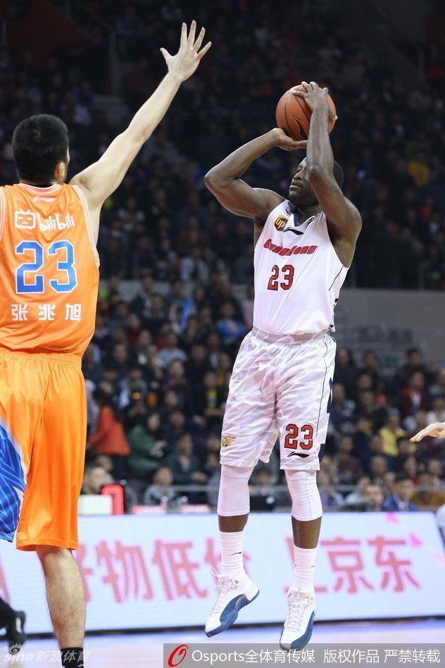 朱芳雨接球后虚晃一枪，随即加速突破，虽然身兼多职，但赛场上的他依旧是对手不敢放空的存在。