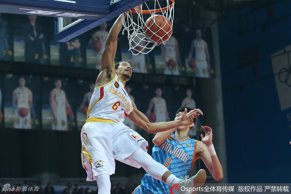 康宁汉姆在新疆队严密的防守下,依然高高跃起,以一记势大力沉的单手劈扣终结进攻,展现了他惊人的弹跳力和滞空能力。