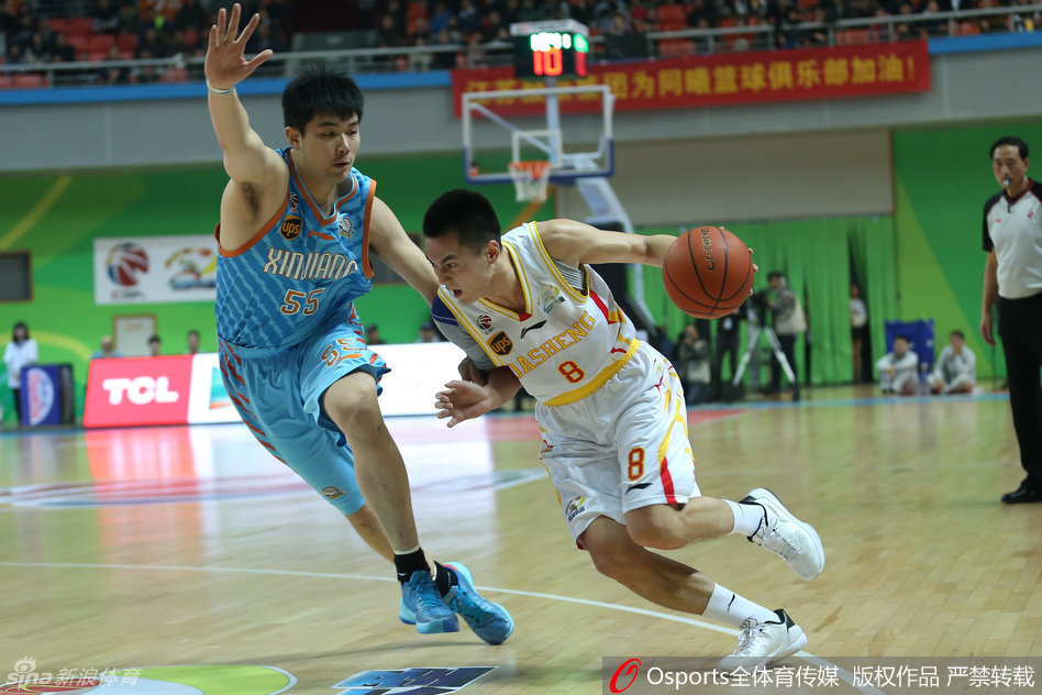 亚当斯如一道闪电般持球突破,他的眼神坚毅,步伐迅捷,瞬间撕开了对手的防线,为队友创造了绝佳的进攻机会。