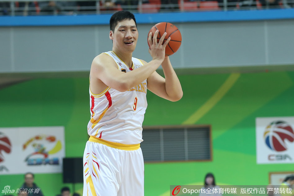 老将唐正东在低位牢牢卡住位置,他沉稳地持球,利用厚实的身躯背打对手,每一次运球都充满了力量与经验。