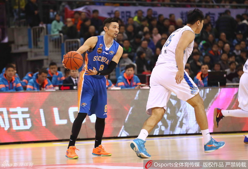 四川队外援约什-史密斯持球强行突破，他利用惊人的身体素质冲击江苏防线，尽管面临包夹依然寻找着出手机会