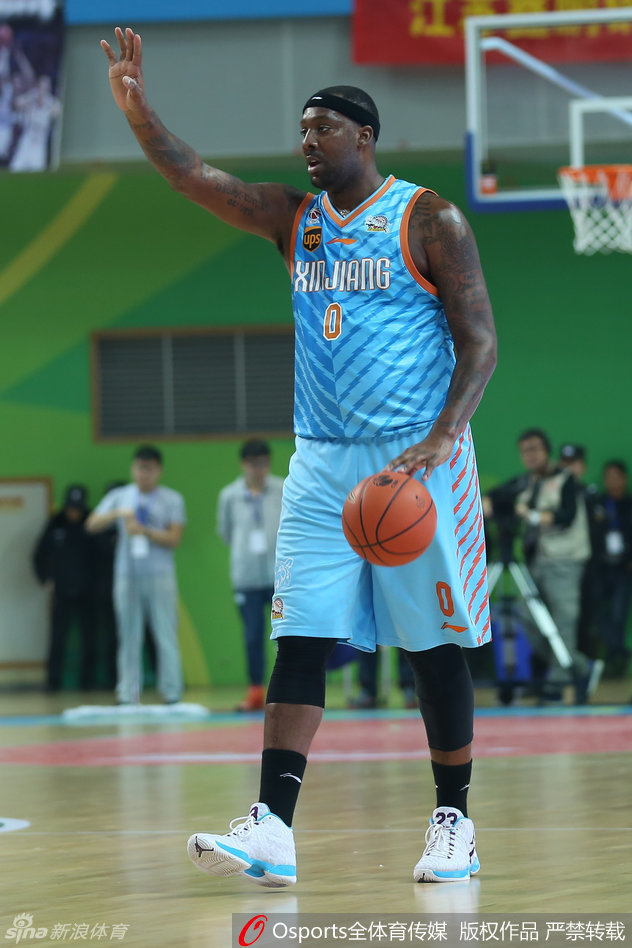 布莱切在高位持球组织,他犹如一位指挥家,用开阔的视野和精准的传球调度着全队的进攻,将“组织中锋”的角色演绎得淋漓尽致。