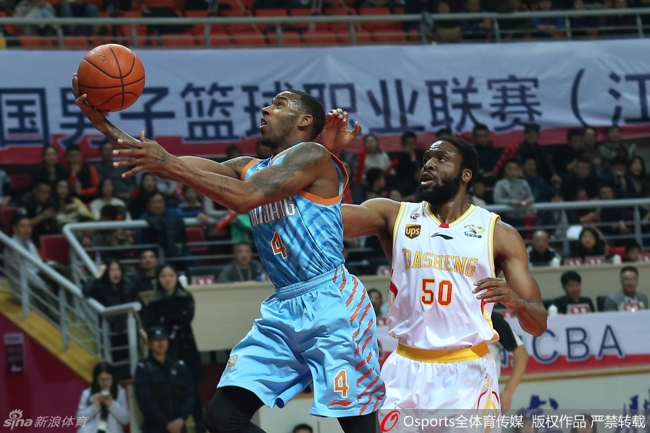 亚当斯再次持球强行突破,他就像一把尖刀,不顾一切地直插对手腹地,即便面前是铜墙铁壁,也无法阻挡他冲击篮筐的决心。