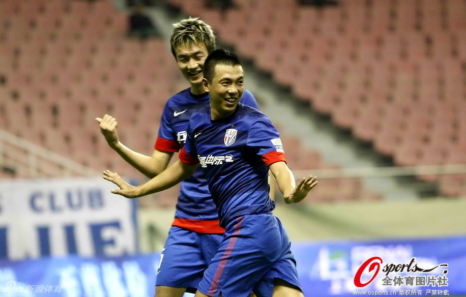 侯琨向世界跆拳道联合会博物馆捐赠火炬