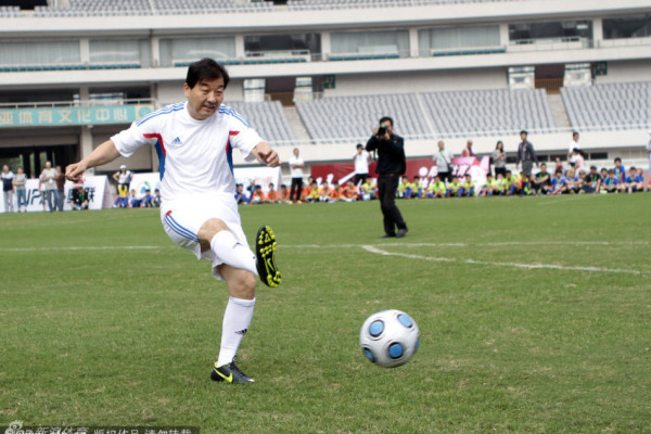 为什么Faker能把李老八打服，梅西却不能？