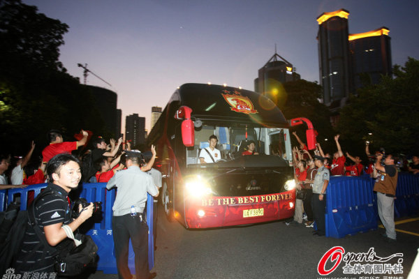 库里：我推荐别人学克莱的投篮 我的投篮不标准但能让我快速出手