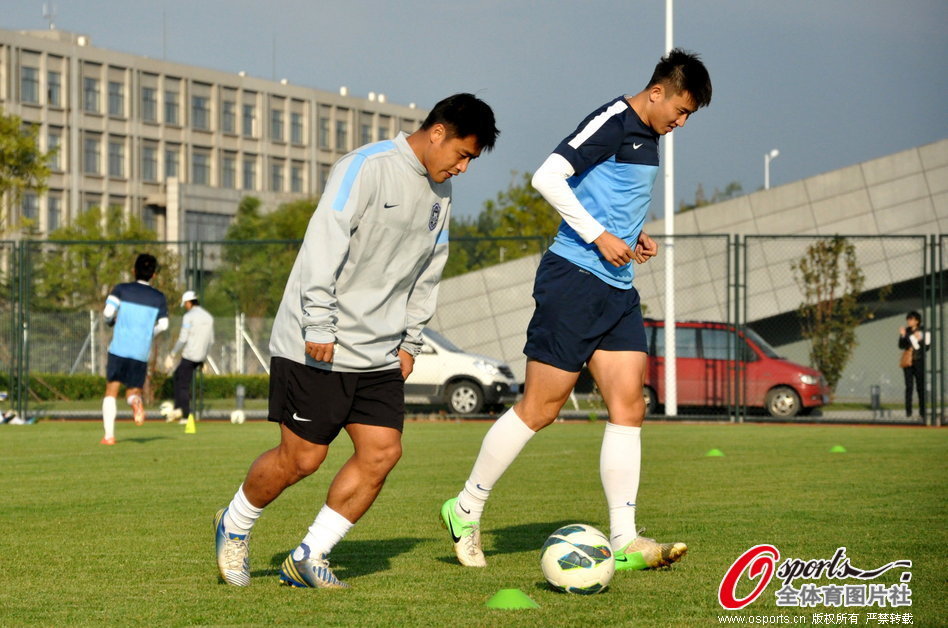 百队杯篮球赛激战正酣