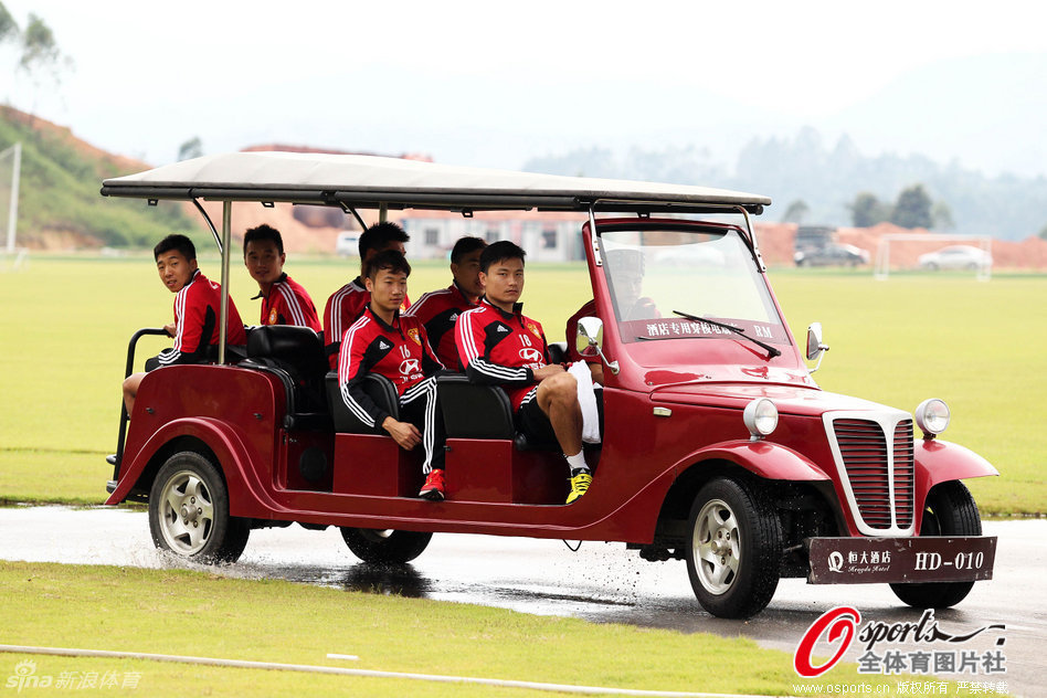 小崔來主持，估計都比這貨好，功課都沒做足，白瞎這么好的活動