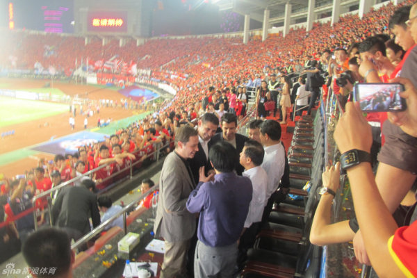 苦苦支撑！字母哥半场12投7中得15分6板2助1盖帽 球队落后19分