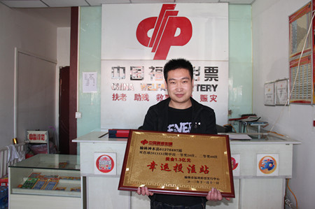 上海爺叔現身被大量股民圍觀
