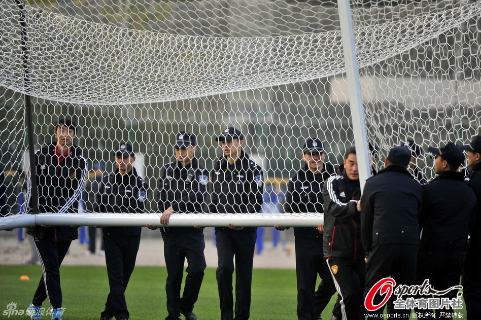 记者：莫兰特和灰熊主帅几乎不交流，前者总是独自坐在替补席末端