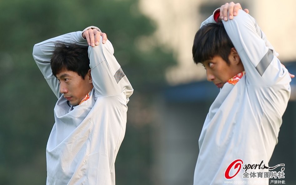 袁甲评艾堃：蓉城第一球那个冒哨，和当年吹费莱尼那球如出一辙