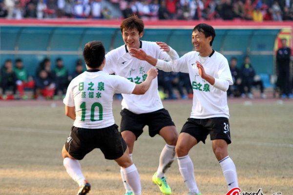 少儿不宜！张玉宁上半场与对方球员发生肢体冲突，两人各吃一黄