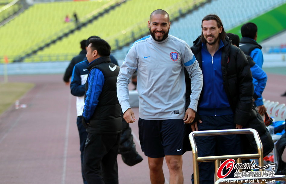 亞當斯送上封蓋，隨后快攻接球垂直起跳暴力隔扣菲利