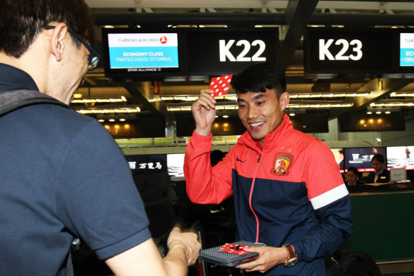 很好奇，为什么S8明明是theshy打不过letme，结果被岁月史书成了jkl打不过uzi？