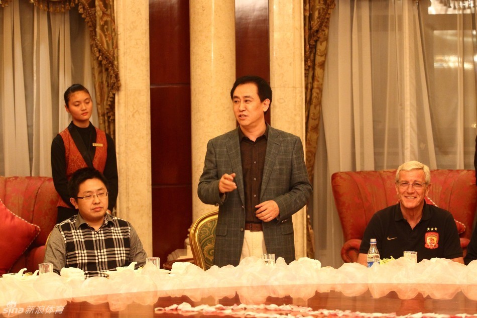 遭世界第1横扫！21岁高芙气炸了：球拍敲头+怒砸球拍 0