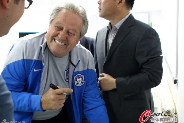 记者谈邵佳一：连续逼平海港的教练不多，若更多沉淀再带国足更好