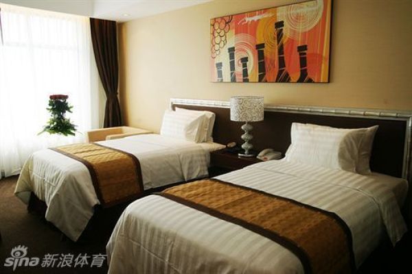 阿斯：巴萨本赛季球场外事务增多，弗里克比上赛季更加情绪化