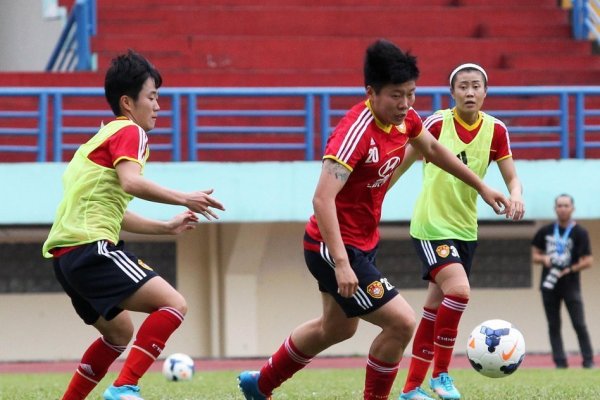 極限操作！雙方爭搶籃板人仰馬翻 蘭德爾魚躍拿球人群中喊暫停！