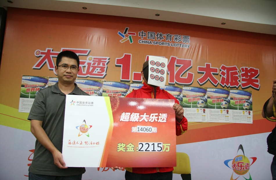 冲刺50000分！湖人官方晒詹姆斯赛前热身照 飞身扣篮+俏皮做鬼脸