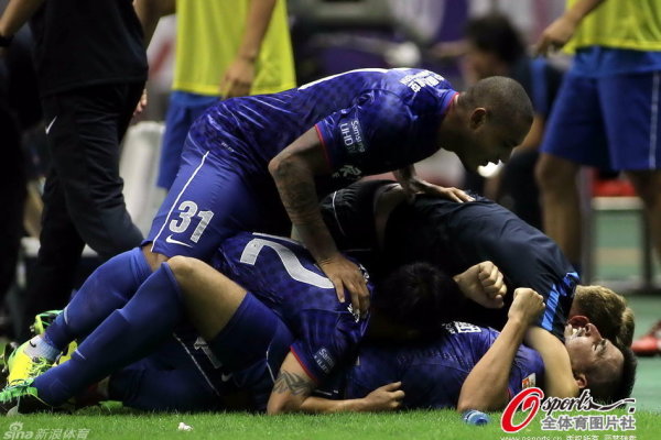 袁甲评艾堃：蓉城第一球那个冒哨，和当年吹费莱尼那球如出一辙
