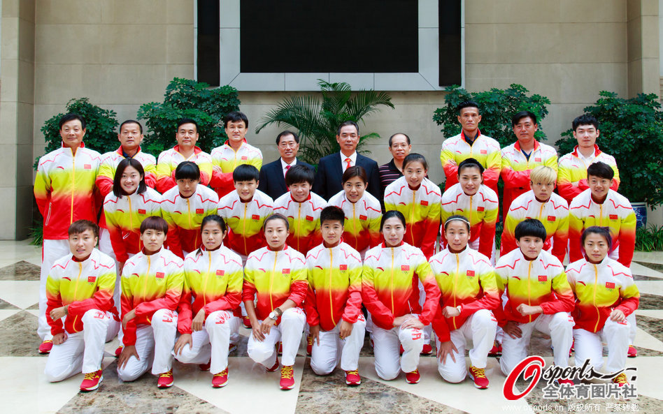 [流言板]艾顿社媒晒出与虎扑评分合影：你们的顿宝来了！这评分我爱了！