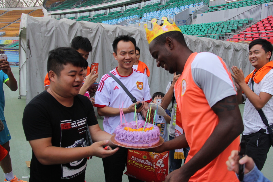 尽力局！哈克斯替补26分钟 14中9拿到21分3板2助