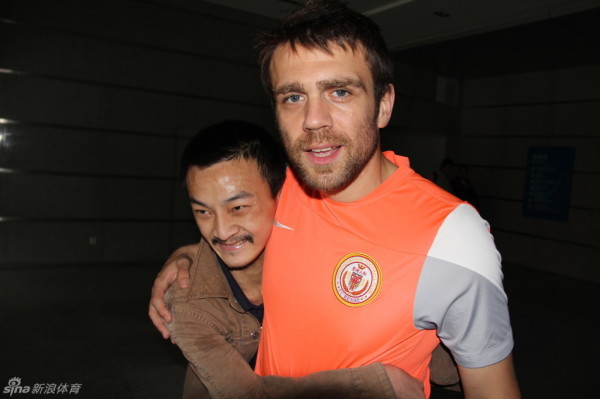 約基奇面對包夾祭出不看人瀟灑妙傳 可惜布魯斯·布朗三分沒進