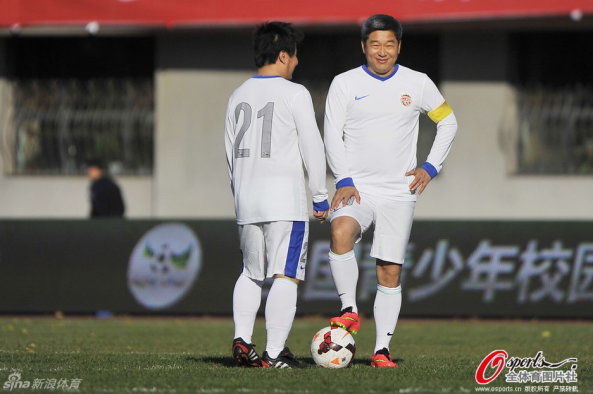 哥還是你猛?。∩昃┵惡蠛图s基奇擁抱寒暄??