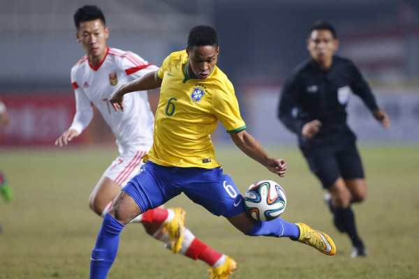 欧冠疯狂夜：共诞生43粒进球，出现5张红牌