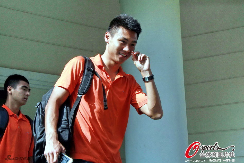 好在無大礙！鮑威爾腹股溝拉傷一瘸一拐回更衣室 現已回到替補席