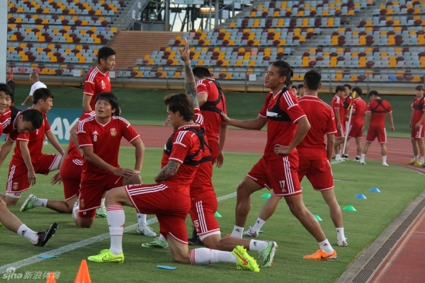 冷静一手！克莱首节替补出战5分钟 拿到5分2板1助1断